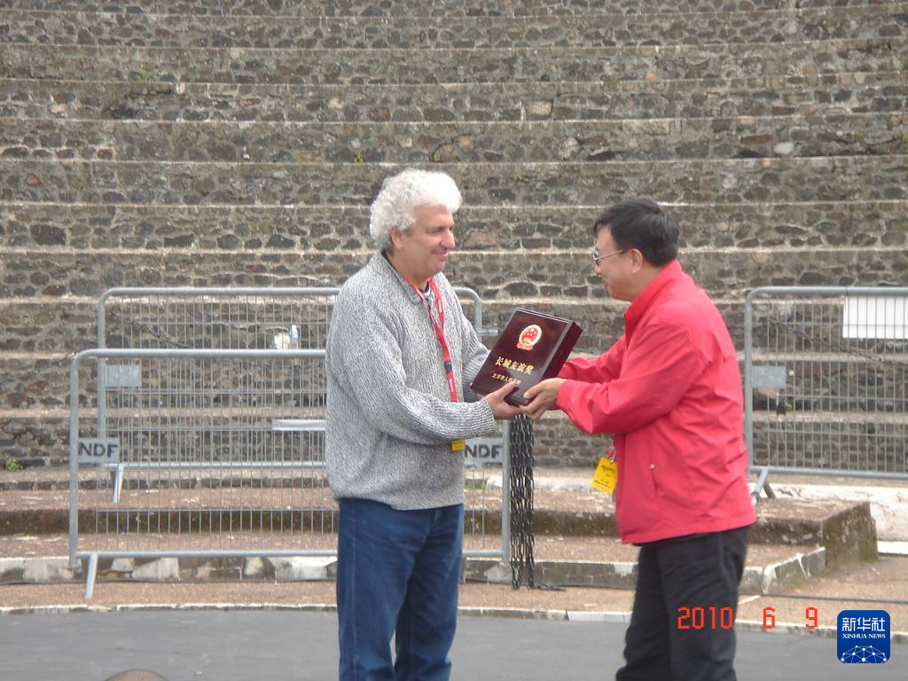 這是2010年帕特里克·索米耶（圖左）獲頒北京市人民政府授予的“長城友誼獎”時的資料照片。新華社發(fā)（受訪對象供圖）