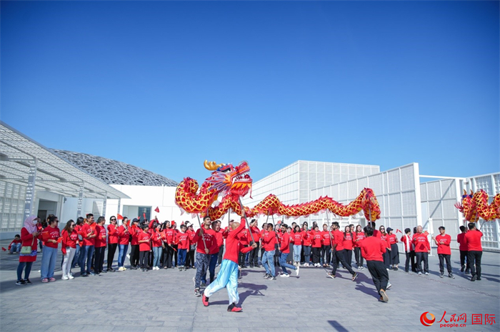 舞龍表演。人民網(wǎng) 塔里克·易卜拉欣攝