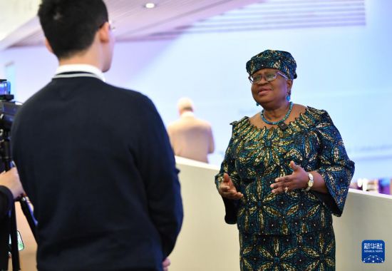 1月18日，世界貿(mào)易組織總干事伊維拉在瑞士達沃斯舉行的世界經(jīng)濟論壇2024年年會期間接受新華社記者專訪。新華社記者 連漪 攝