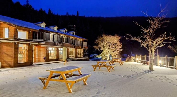 位在宜蘭縣內(nèi)的太平山森林游樂區(qū)23日凌晨開始下雪，園區(qū)翠峰山屋前一片雪白。圖片來源：臺(tái)灣“中央社”。