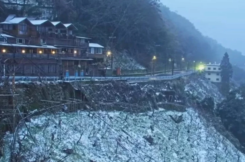 桃園市觀光旅游局22日新啟用的“上巴陵實(shí)時(shí)影像”的鏡頭下，現(xiàn)場呈現(xiàn)雪景。圖片來源：桃園市觀光旅游局。