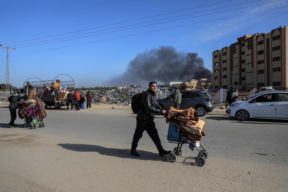 1月22日，在加沙地帶南部城市汗尤尼斯，人們逃離家園。新華社發(fā)（里澤克·阿卜杜勒賈瓦德攝）