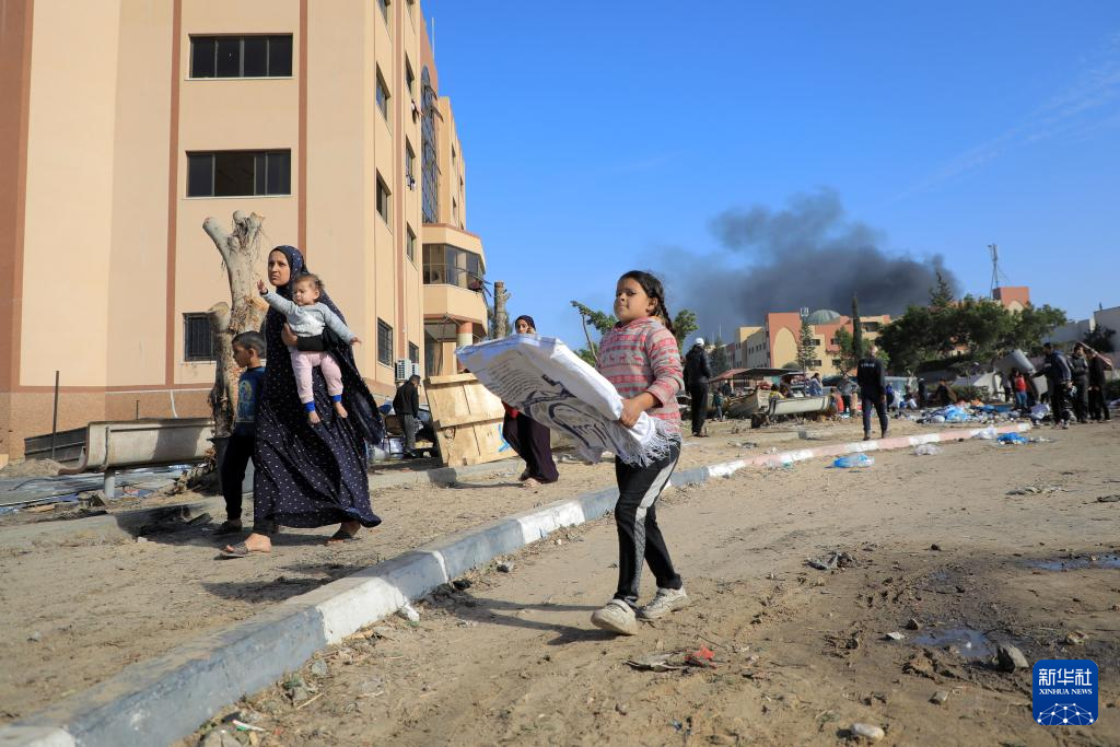 1月22日，加沙地帶南部城市汗尤尼斯遭到以軍攻擊后升起濃煙。新華社發(fā)（里澤克·阿卜杜勒賈瓦德攝）