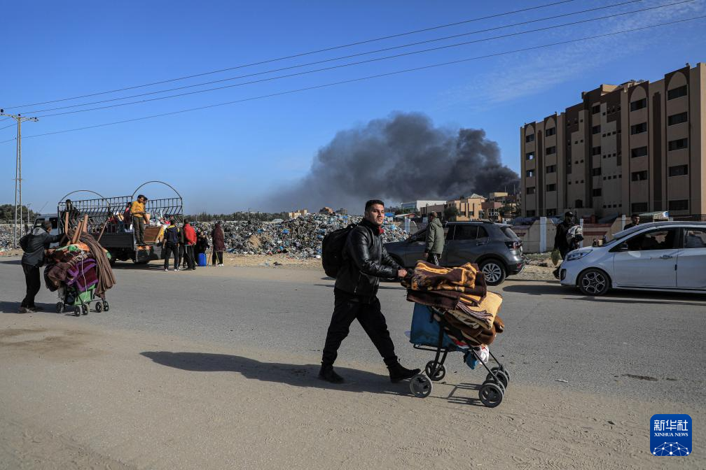 1月22日，在加沙地帶南部城市汗尤尼斯，人們逃離家園。新華社發(fā)（里澤克·阿卜杜勒賈瓦德攝）