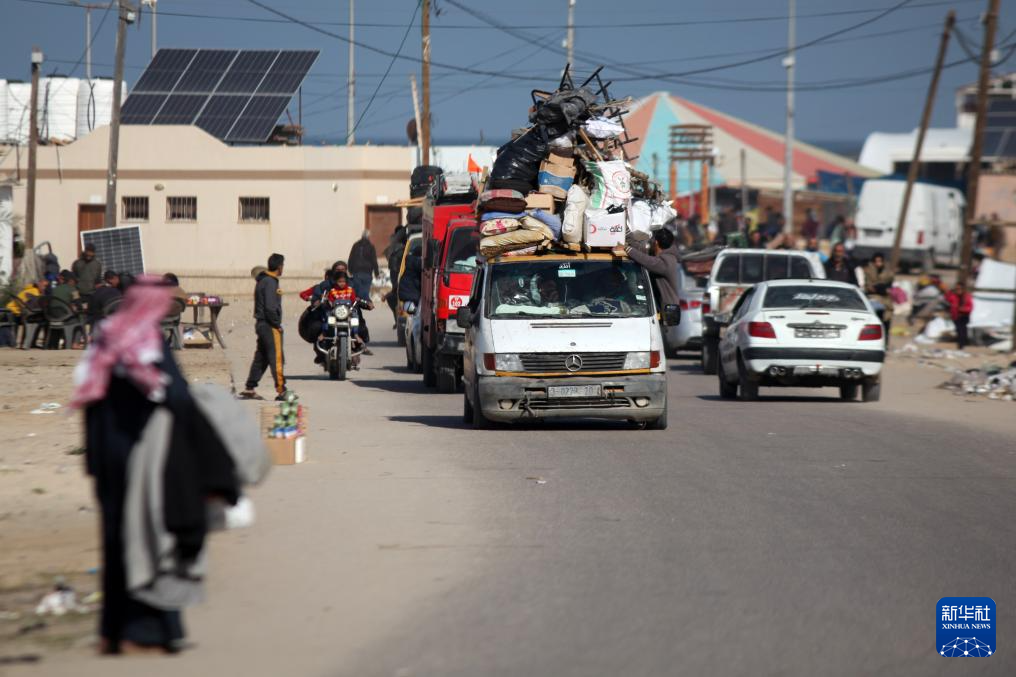 1月22日，在加沙地帶南部城市汗尤尼斯，人們逃離家園。新華社發(fā)（里澤克·阿卜杜勒賈瓦德攝）