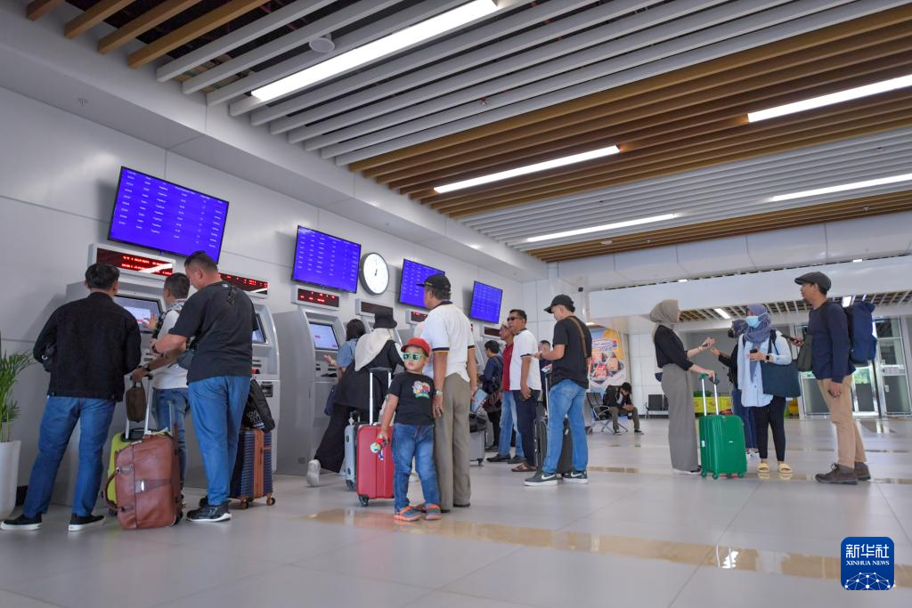 1月24日，在印度尼西亞雅加達(dá)哈利姆站，乘客使用自助取票機(jī)。新華社記者 徐欽 攝