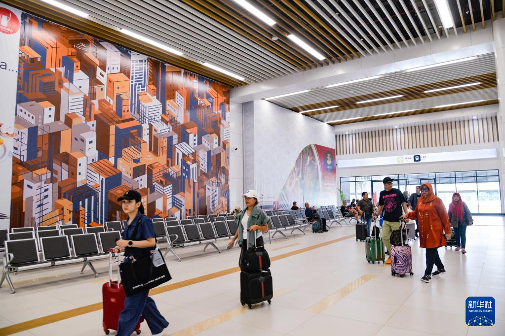 1月24日，在印度尼西亞雅加達(dá)哈利姆站，乘客在候車大廳內(nèi)行走。新華社記者 徐欽 攝