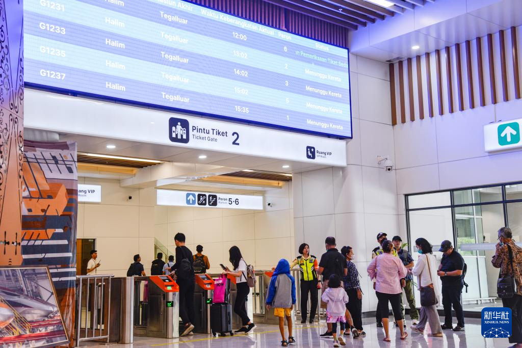 1月24日，在印度尼西亞雅加達(dá)哈利姆站候車大廳，乘客刷票前往站臺(tái)。新華社記者 徐欽 攝