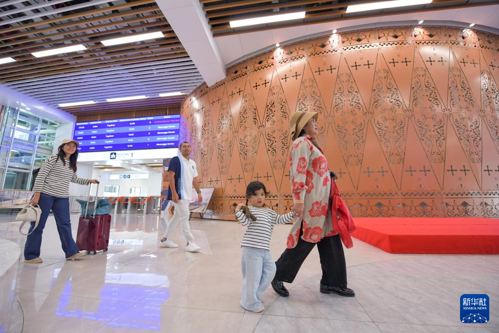 1月24日，在印度尼西亞雅加達(dá)哈利姆站，乘客在候車大廳內(nèi)行走。新華社記者 徐欽 攝