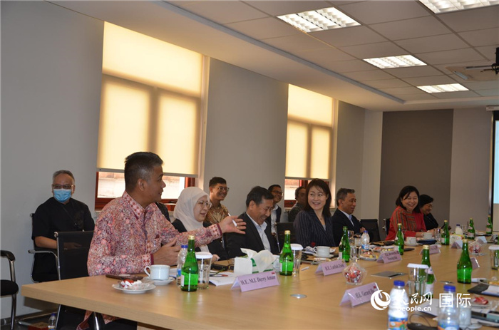 參訪嘉賓與五菱印尼公司負責人交流。人民網記者 李培松攝