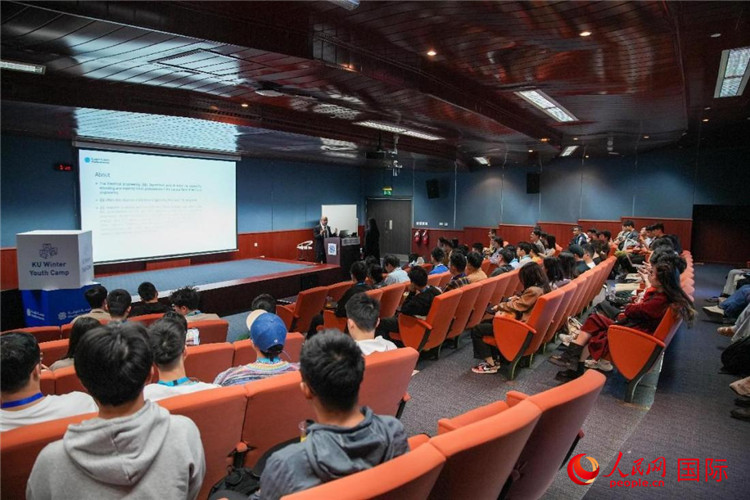 圖為23日，中國(guó)學(xué)生在聽(tīng)取講座。人民網(wǎng)塔里克·易卜拉欣攝