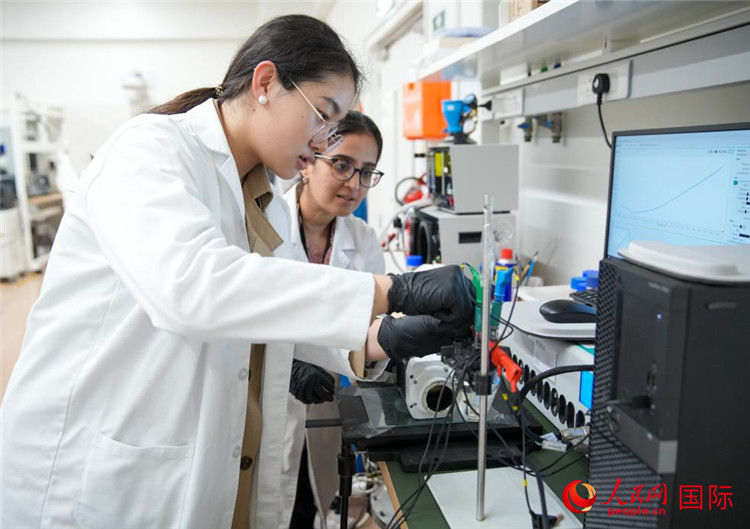 中國(guó)學(xué)生（左一）在嘗試操作電解水實(shí)驗(yàn)。人民網(wǎng)塔里克·易卜拉欣攝