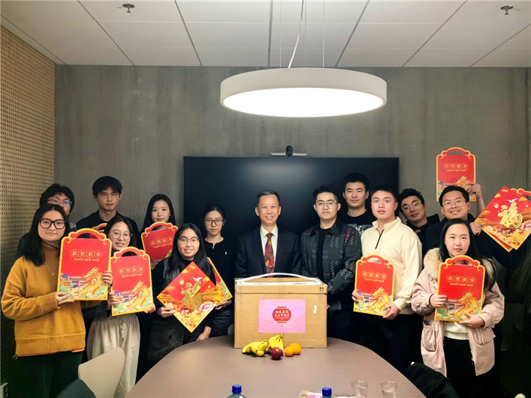 中國駐瑞典大使崔愛民看望慰問瑞典隆德大學(xué)中國留學(xué)生。中國駐瑞典大使館供圖