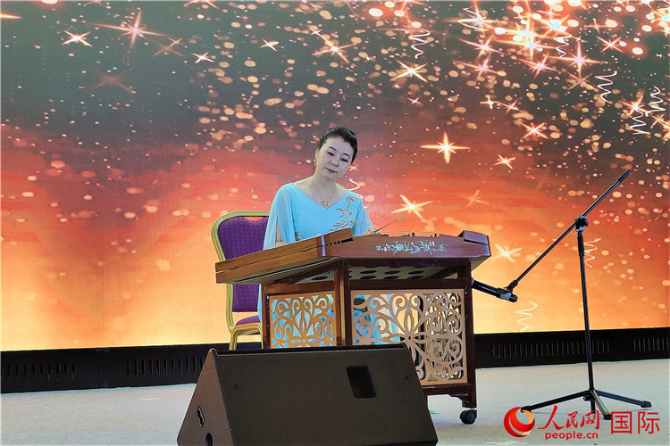 揚琴演奏家劉艮演奏《夢中的婚禮》。人民網記者 于宏建攝