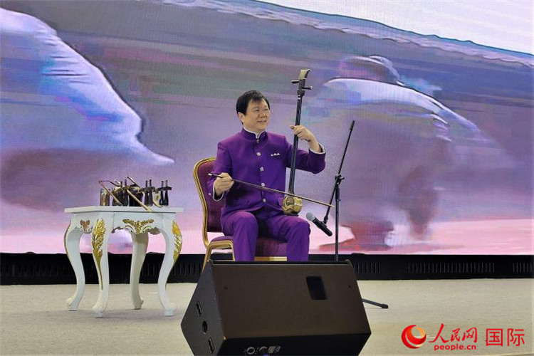 二胡演奏家、國家一級演員王之輝演奏《新春樂》。人民網記者 于宏建攝
