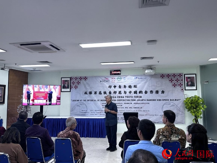 韓高路為與會嘉賓放映中印尼元首為雅萬高鐵正式開通運(yùn)營揭幕的場景。人民網(wǎng)記者 曹師韻攝