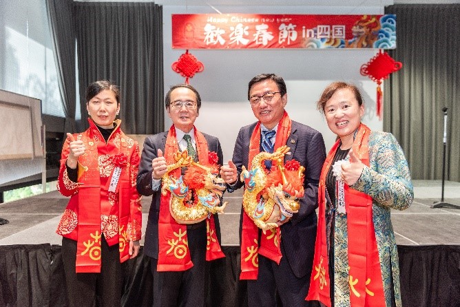 向池田知事、大西市長(zhǎng)贈(zèng)送“歡樂(lè)春節(jié)“吉祥龍。從左到右為魏有美副總領(lǐng)事、池田豊人知事、大西秀人市長(zhǎng)、馬曉琛主任。中國(guó)駐大阪旅游辦事處供圖