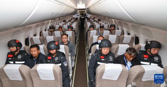1月30日，白所成、白應(yīng)蒼、魏懷仁、劉正祥、劉正茂、徐老發(fā)等10名緬北重大犯罪嫌疑人在被押解回國的飛機上。新華社記者 殷剛 攝