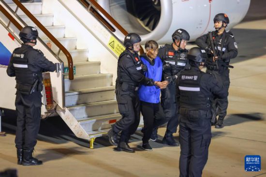 1月30日，在云南昆明長水機場，緬北重大犯罪嫌疑人白所成被我公安機關(guān)成功押解回國。新華社記者 殷剛 攝