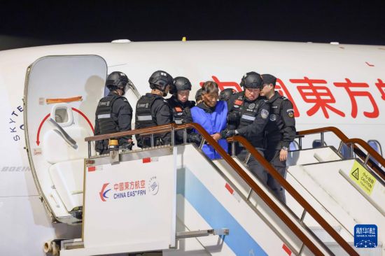 1月30日，在云南昆明長水機場，緬北重大犯罪嫌疑人白所成被我公安機關(guān)成功押解回國。新華社記者 殷剛 攝