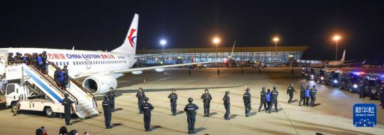 1月30日，在云南昆明長水機場，白所成、白應(yīng)蒼、魏懷仁、劉正祥、劉正茂、徐老發(fā)等10名緬北重大犯罪嫌疑人被我公安機關(guān)成功押解回國。新華社記者 殷剛 攝