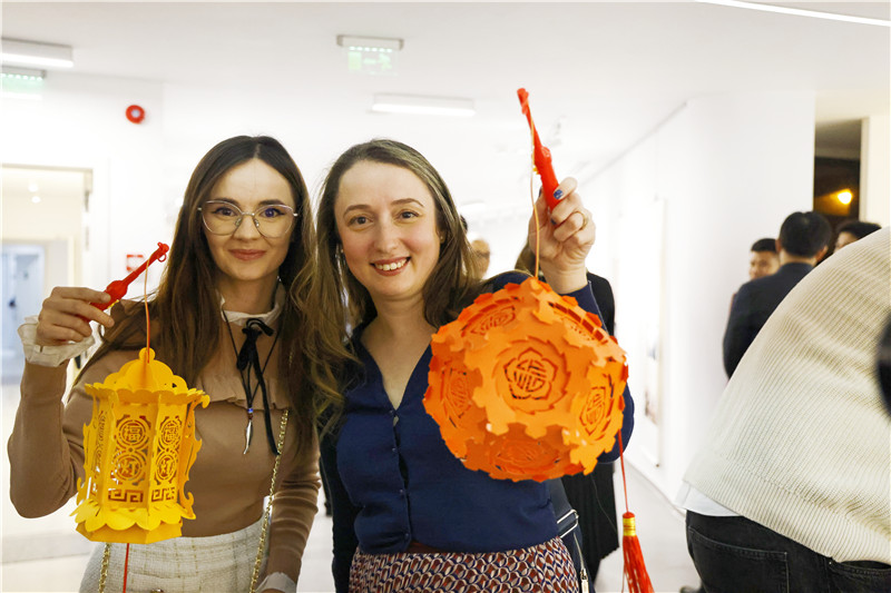 羅馬尼亞觀眾對泉州花燈愛不釋手。 布加勒斯特中國文化中心供圖