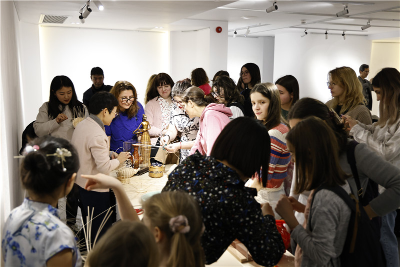 羅馬尼亞觀眾體驗安溪竹藤編技藝。 布加勒斯特中國文化中心供圖