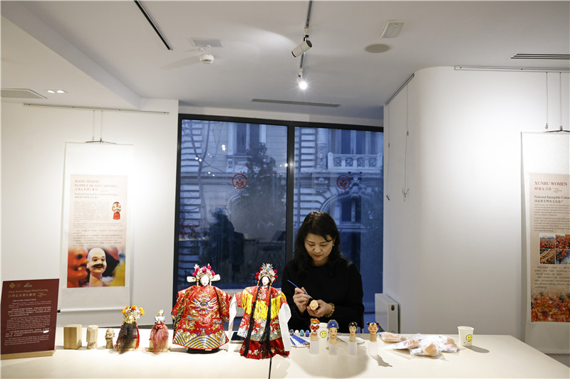 中國泉州的非遺大師制作江加走木偶頭雕刻。 布加勒斯特中國文化中心供圖_副本