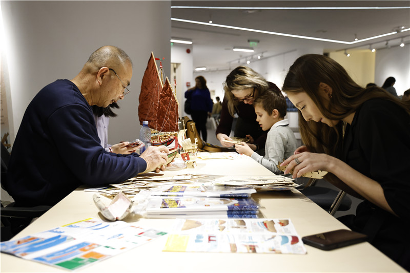中國泉州非遺大師現(xiàn)場指導(dǎo)制作水密隔艙福船制造技藝。 布加勒斯特中國文化中心供圖