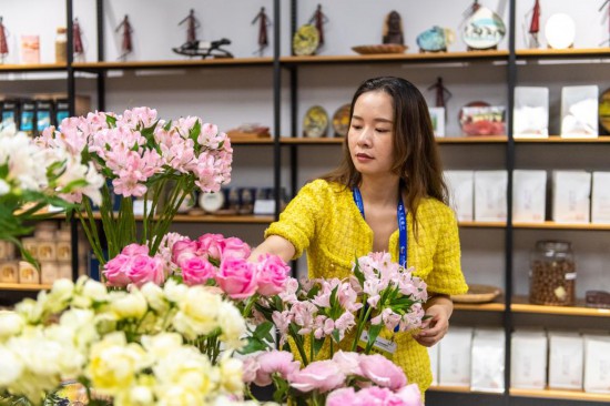 2023年7月1日，在位于湖南省長沙市的湖南高橋大市場，中非經(jīng)貿(mào)博覽會常設(shè)展館展區(qū)肯尼亞館工作人員在整理產(chǎn)自非洲的鮮花。新華社記者 陳思汗 攝