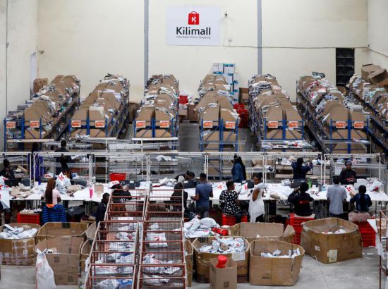 2023年11月11日，在肯尼亞姆洛隆戈，Kilimall員工在倉庫內(nèi)工作。新華社記者 李亞輝 攝