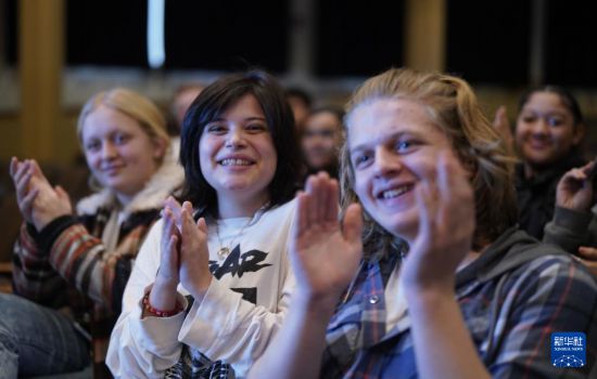 1月30日，在美國(guó)華盛頓州塔科馬市林肯中學(xué)，將于3月啟程赴華交流的林肯中學(xué)12年級(jí)學(xué)生蒙特塞拉特·羅梅羅-羅查（中）參加美國(guó)中學(xué)生赴華交流歡送儀式。新華社記者 吳曉凌 攝