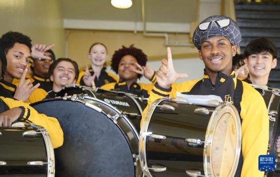 1月30日，在美國(guó)華盛頓州塔科馬市林肯中學(xué)，學(xué)校鼓樂(lè)隊(duì)準(zhǔn)備在美國(guó)中學(xué)生赴華交流歡送儀式上表演。新華社記者 吳曉凌 攝