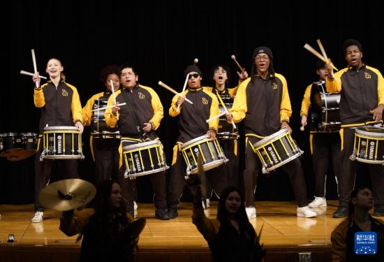 1月30日，在美國(guó)華盛頓州塔科馬市林肯中學(xué)，學(xué)校鼓樂(lè)隊(duì)在美國(guó)中學(xué)生赴華交流歡送儀式上表演。新華社記者 吳曉凌 攝