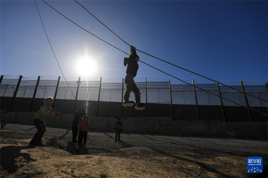1月31日，在加沙地帶南部城市拉法同埃及邊境地區(qū)，巴勒斯坦兒童在玩耍。新華社發(fā)（亞西爾·庫迪攝）