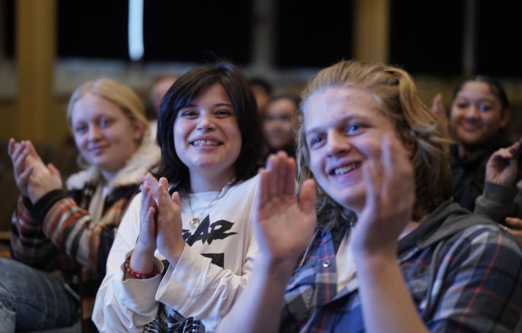 1月30日，在美國(guó)華盛頓州塔科馬市林肯中學(xué)，將于3月啟程赴華交流的林肯中學(xué)12年級(jí)學(xué)生蒙特塞拉特·羅梅羅-羅查（中）參加美國(guó)中學(xué)生赴華交流歡送儀式。新華社記者 吳曉凌 攝