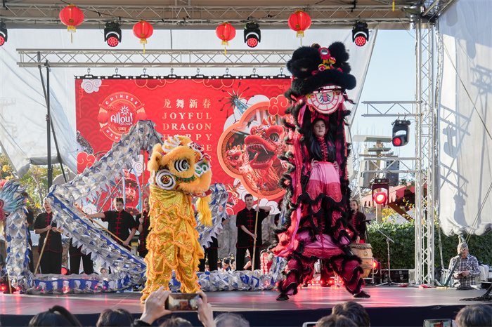 中國駐希臘大使館大使肖軍正與希方嘉賓為舞龍點(diǎn)睛。     希臘小朋友進(jìn)行舞龍舞獅表演。《中希時(shí)報(bào)》供圖