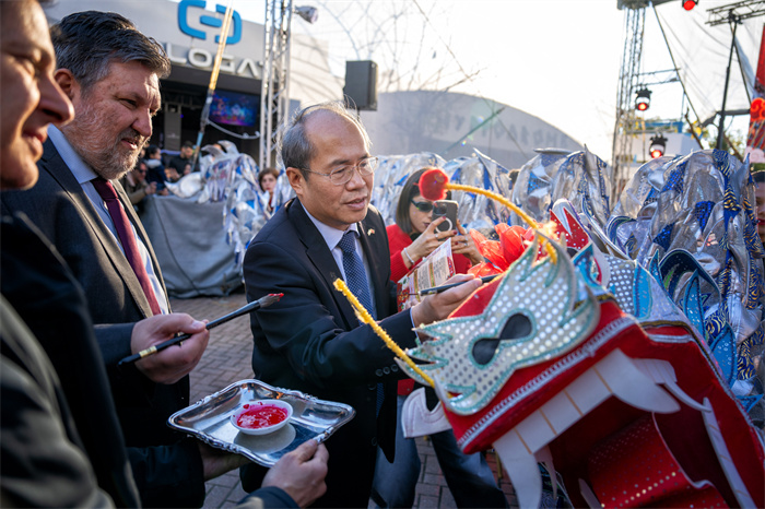 中國駐希臘大使館大使肖軍正與希方嘉賓為舞龍點(diǎn)睛?！吨邢r(shí)報(bào)》供圖