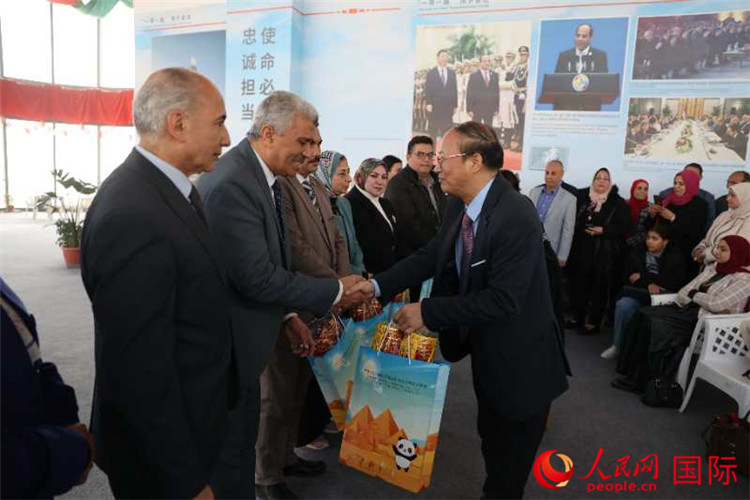 中國駐埃及使館教科處盧春生公參為埃及師生發(fā)放新年禮包。人民網(wǎng)記者 黃培昭攝