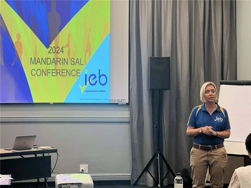 羅賓·莫瓦特女士對2023年“南非漢語高考”情況進(jìn)行數(shù)據(jù)分析總結(jié)。（圖片來源：南非中國文化和國際教育交流中心孔子課堂）