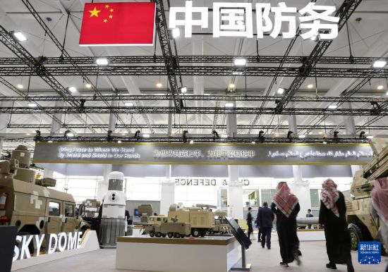 2月5日，在沙特阿拉伯利雅得，人們?cè)谥袊?guó)展區(qū)參觀。新華社記者 王東震 攝