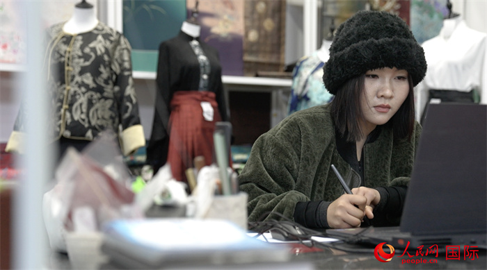 1月23日，在山東省菏澤市曹縣有愛云倉直播基地，張子晨正在設計漢服。 人民網記者 袁蒙攝