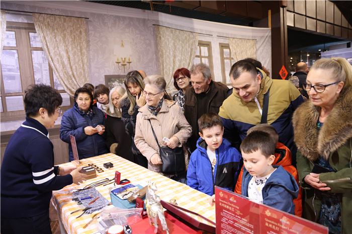 2024年“歡樂春節(jié)”《閩南風情》文藝演出和泉州非物質(zhì)文化遺產(chǎn)展演2月6日在塞爾維亞斯梅代雷沃文化中心舉行。圖為當?shù)孛癖婓w驗中國非遺手工藝。 貝爾格萊德中國文化中心供圖