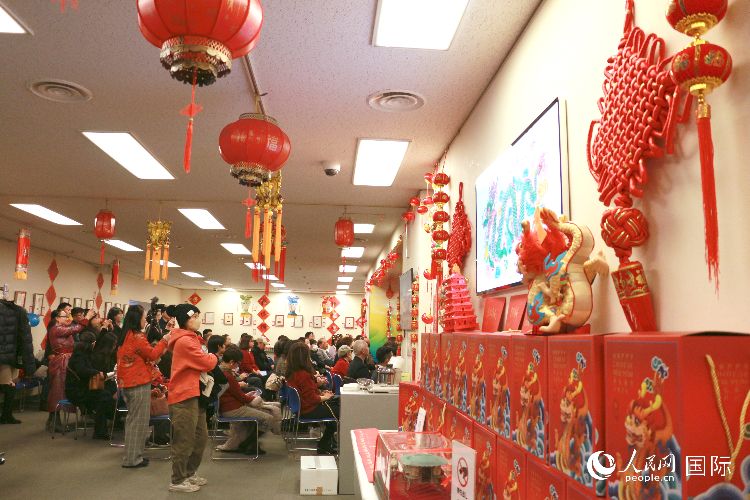 現(xiàn)場洋溢著濃郁的新春氛圍。人民網(wǎng) 許可攝