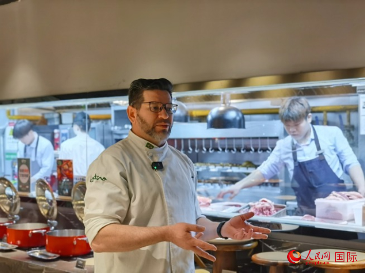 巴西主廚路易斯。人民網(wǎng)記者 魯揚(yáng)攝