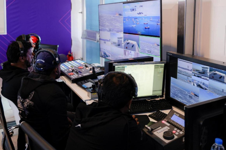 工作人員在監(jiān)控比賽。主辦方供圖