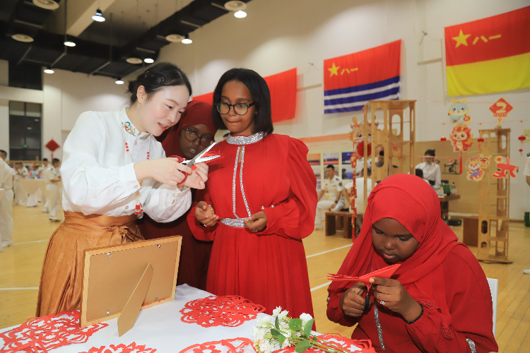 中國(guó)剪紙藝術(shù)吸引當(dāng)?shù)厝耸繀⑴c體驗(yàn)。陳錦俊攝