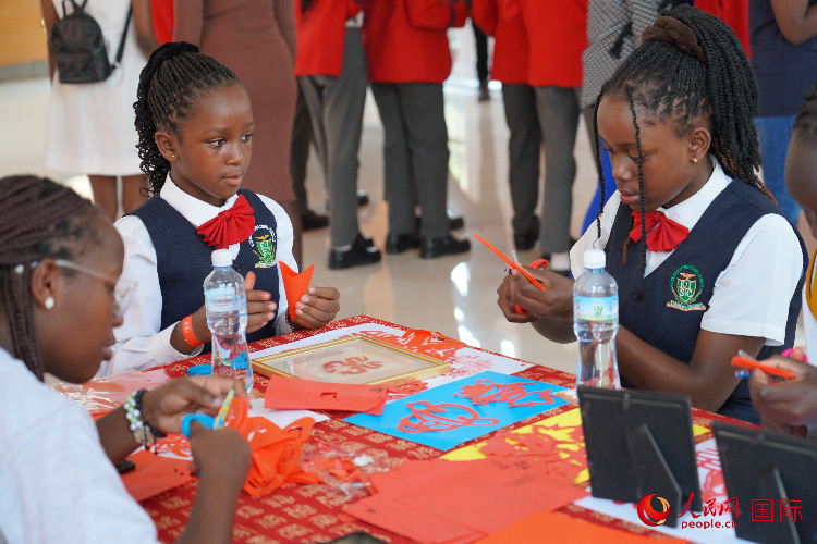 學生在體驗剪窗花。人民網(wǎng)記者 黃煒鑫攝