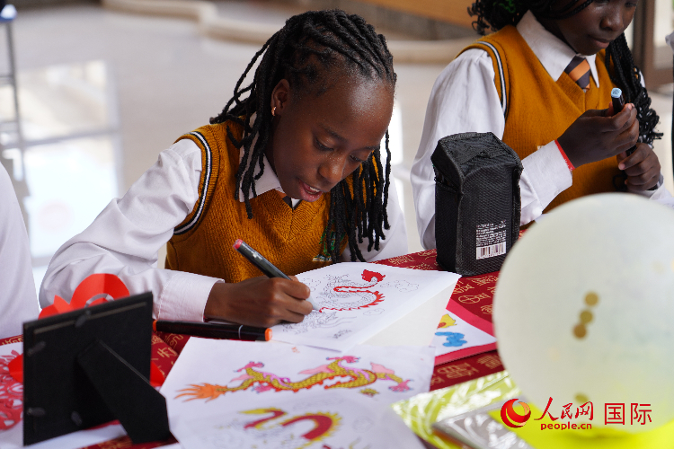 學生在畫龍。人民網(wǎng)記者 黃煒鑫攝