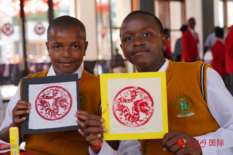 學生展示拓印作品。人民網(wǎng)記者 黃煒鑫攝